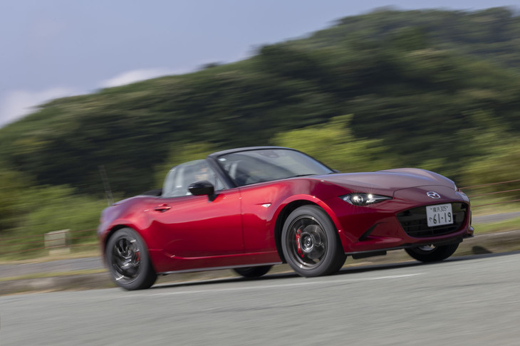 コーナーを攻め込むと、高速道路を流しているときとは違った顔を見せる「エクスタHS52」。ただし、操舵に対する反応はあくまでも自然だ。