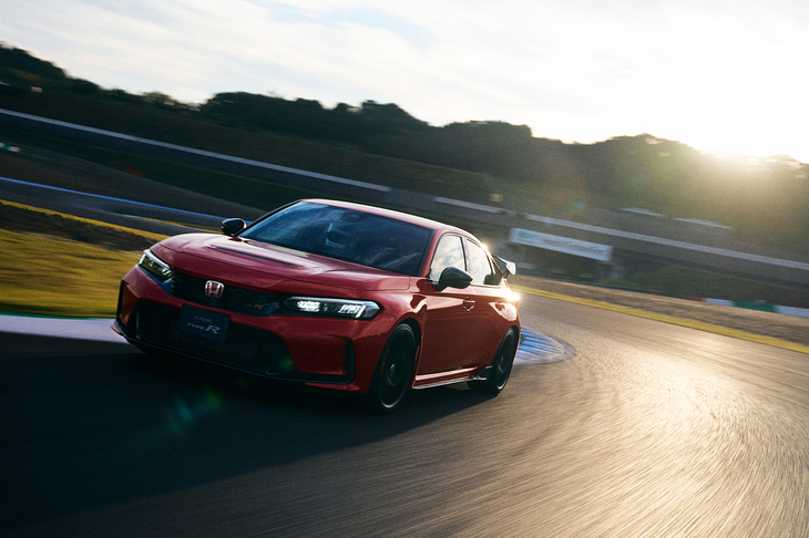 「シビック タイプR」は標準モデルの受注が停止しており、オーダー可能なのは「レーシングブラックパッケージ」のみ。やはり納期はなかなか長いようだ。