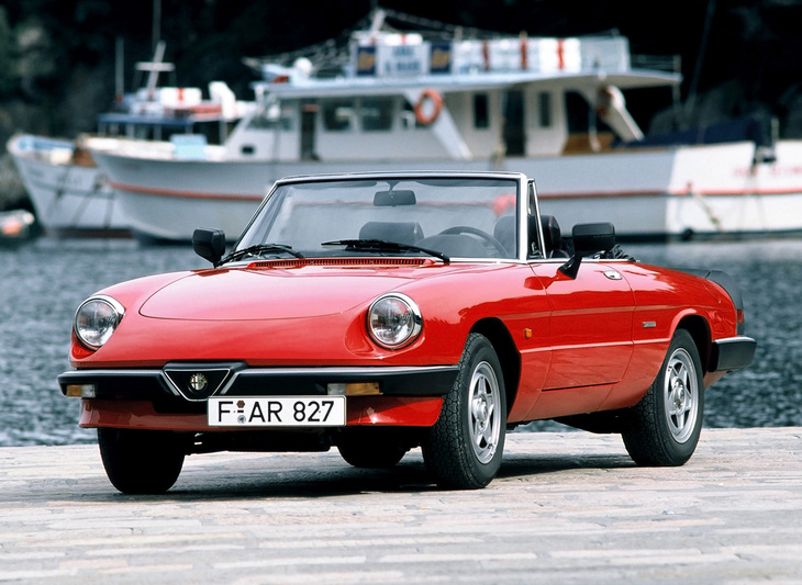 1966年から1993年までつくられた「アルファ・ロメオ・スパイダー」（105系）。写真は1983年から1990年までの「シリーズ3」。