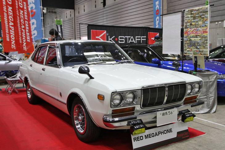 レッドメガフォンが展示した1977年「日産ブルーバード2000G6E・L」。810こと5代目ブルーバードの、L20E型エンジンを積んだセダンの最上級グレード。新車以来の「練馬56」ナンバーが付いた実走行2万5000kmのワンオーナー車で、程度もすばらしい。