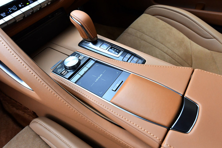 各種メディアやナビ、電話、シート調整などの操作を指先で行えるリモートタッチ（タッチパッド式）をセンターコンソールに配置。メディアソースをダイレクトに切り替えられる「サブファンクションスイッチ」も用意されている。