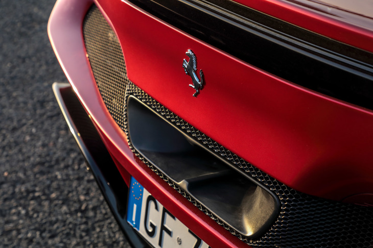 リアバンパーの中央に配置されたマフラー。効率的な排気系の取り回しにより、リアのボディー下部は広い範囲を空力デバイスとして活用できるようになった。