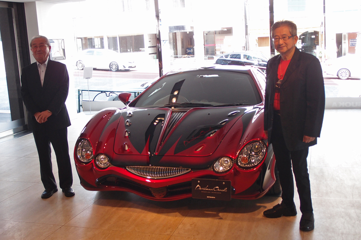 「ミツオカ・デビルマン オロチ」を囲む、光岡自動車創業者の光岡 進氏（写真左）と『デビルマン』原作者の永井 豪氏（同右）。