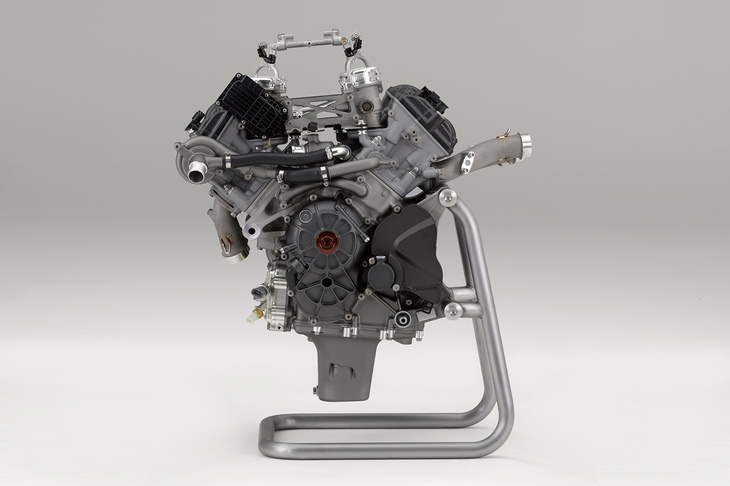 「RC213V-S」に搭載される999cc V4エンジン。最高出力は仕向け地によって異なり、欧州仕様と豪州仕様は159PS、フランス仕様は102PS、米国仕様は101PS、日本仕様は70PSとなっていた。ただし米国仕様を除き、スポーツキットを装着すれば「215PS以上」と公称されるフルパワーの解放が可能だった。