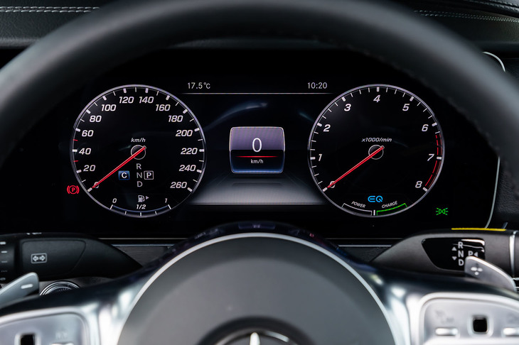 メーターには12.3インチサイズの液晶パネルが使用される。「スポーティー」「クラシック」「プログレッシブ」というデザインの異なる3種類のモードに切り替え表示が可能。