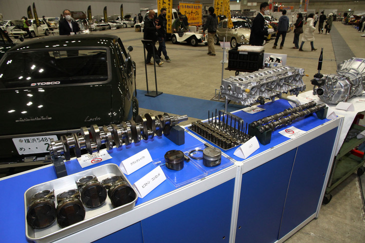 神奈川トヨタはレストア作業が進行中の2000年「トヨタ・チェイサー ツアラーV」のバラしたエンジンパーツ（写真）やボディーなども展示していた。