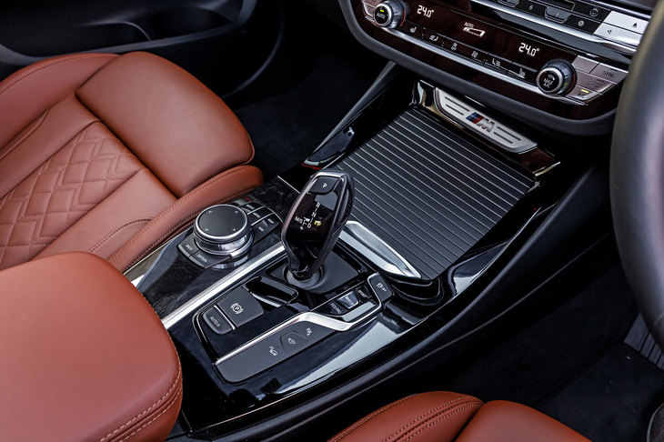 トランスミッションは8段ATを採用。シフトパドルも備えている。シフトレバー横に、ドライビングモード切り替えスイッチが配される。