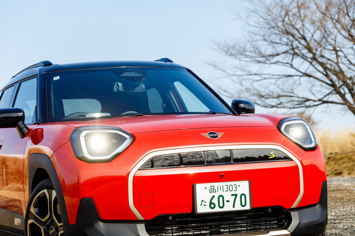 多角形のヘッドランプは「カントリーマン」と似ているが、最も鋭角な部分を中央上部に据えることでたれ目のようなちょっとファニーな顔つきに。フェンダーの峰が立っているのも他のMINIとは異なる部分だ。