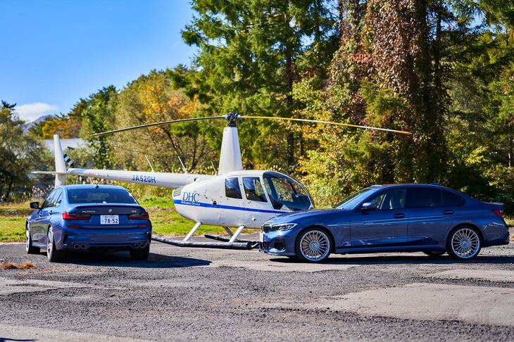 今回試乗した2台の「BMWアルピナB3」と、筆者たちを裏磐梯まで運んだヘリコプター「ロビンソンR44 II」。