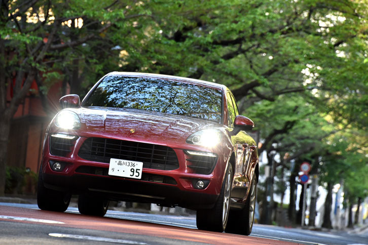 曲線を多様した洗練されたスタイリングは、一般的なSUVの武骨さとは一線を画すもの。