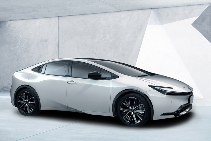 過去のモデルとはまったく異なる、低いウエッジシェイプのスタイルが衝撃的だった現行型「プリウス」。