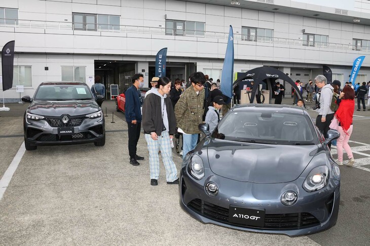 ルノー／アルピーヌのブースでは、最新のルノー車に加えて、仕様の異なる複数の「アルピーヌA110」を展示。本格ライトウェイトスポーツカーであるA110の注目度は高く、常に来場者に囲まれていた。また駐車場エリアでは、恒例のオーナーミーティング「RENAULT・ALPINE DAY IN MFF」も開催された。