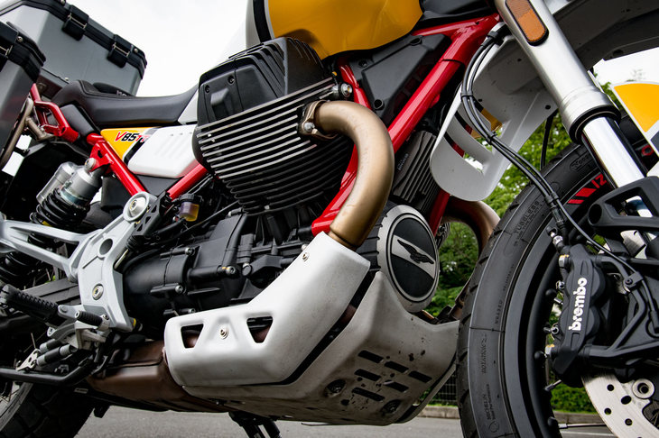 853ccという排気量はそのままに、大幅なパワーアップを果たした新型のV型2気筒エンジン。80psの最高出力と80Nmの最大トルクを発生する。