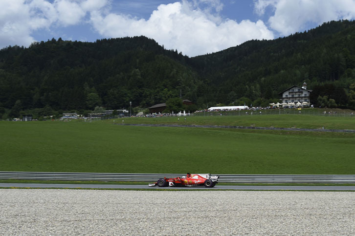 予選では0.042秒差でボッタスに負けたベッテル（写真）。レースでもトップのボッタスに後れをとったものの、終盤になると猛チャージをかけ、0.6秒差まで追い詰めた時点でチェッカードフラッグが振られ2位となった。ランキングで2位のハミルトンは、ギアボックス交換のグリッド降格で8番手スタートから4位。これでベッテルのリードは20点に拡大した。（Photo=Ferrari）