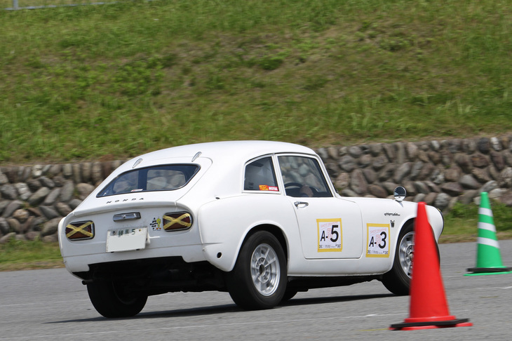 こちらもダブルエントリーでAクラス優勝と3位となった「ホンダS800クーペ」。優勝タイムは58秒109。