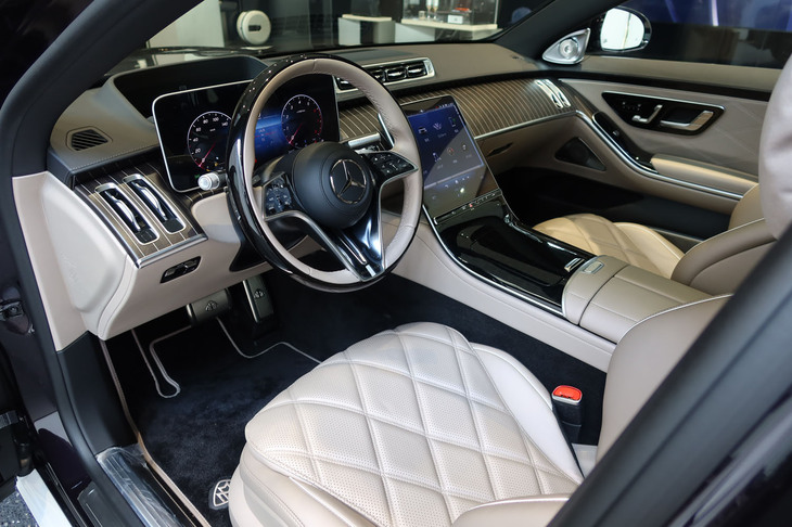 メルセデス・マイバッハS680エディションノーザンライツ（運転席周辺）