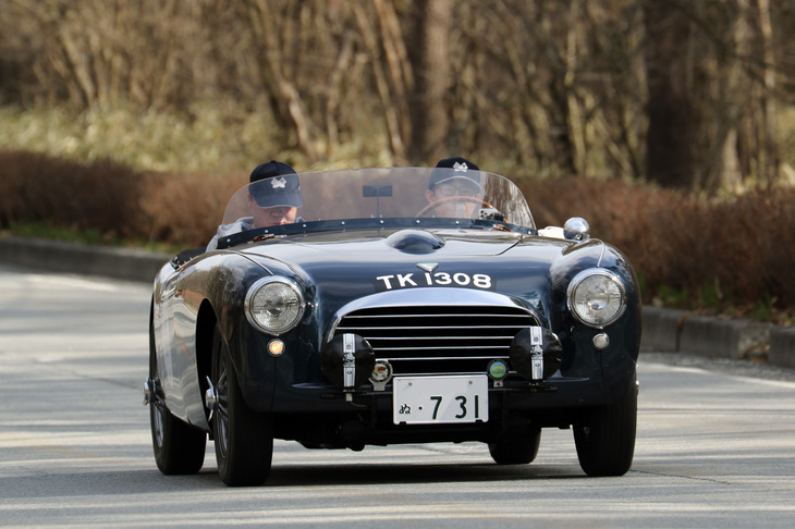 「『ACエース』？　でも違うな」と思ったら、1954年「スワロー・ドレッティ」という希少車とのこと。独自のフレームにアルミボディーを架装し、パワートレインなどのメカニカルコンポーネンツは「トライアンフTR2」から流用。