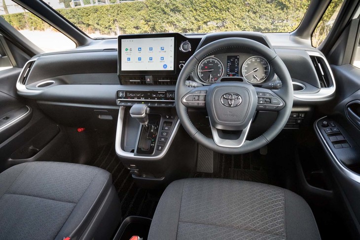 ディスプレイオーディオはエントリーグレード以外に8インチが標準装備で、試乗車の10.5インチはオプションで選べる。Aピラーをスリム化したことで先代モデルと比べて前方視界がグッとよくなった。