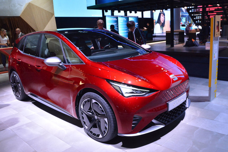 こちらはセアトの「el-Bron」。「フォルクスワーゲンID.3」の姉妹モデルだ。