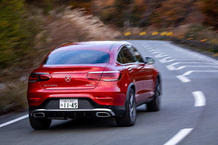 「GLC220d 4MATICクーペ」のWLTCモードでの燃費値は15.1km/リッター。参考までに2リッター直4ターボエンジン（ハイオクガソリン仕様）が搭載される「GLC300 4MATICクーペ」は同10.7km/リッター。