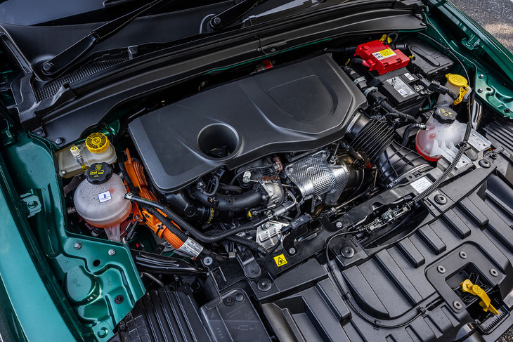 最高出力180PS、最大トルク270N・mの1.3リッター直4ターボエンジンに、同45PS、同53N・mのフロントモーターと同128PS、同250N・mのリアモーターを組み合わせる。