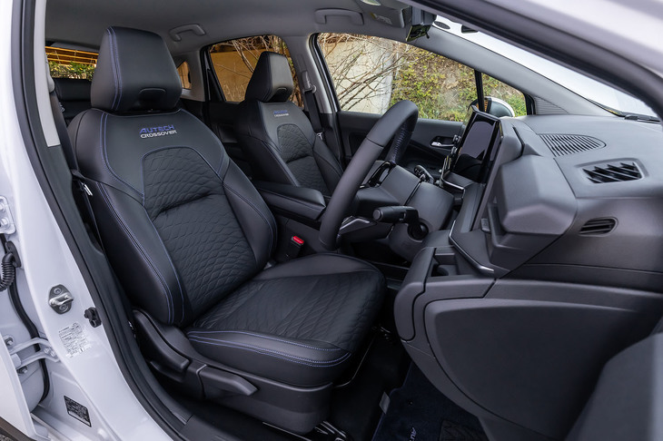 フロントシートでは、「AUTECH CROSSOVER」の刺しゅうやブルーのステッチで特別感を演出。表皮は「ブラックレザレット」と呼ばれる人工皮革で、本革に近いタッチが特徴だ。