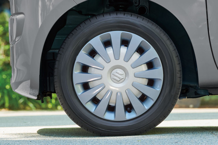 特別仕様車「ワゴンRスマイル ハイブリッドSリミテッド」専用となる14インチのフルホイールキャップは、シルバーとソフトベージュのコンビカラーでコーディネートされる。