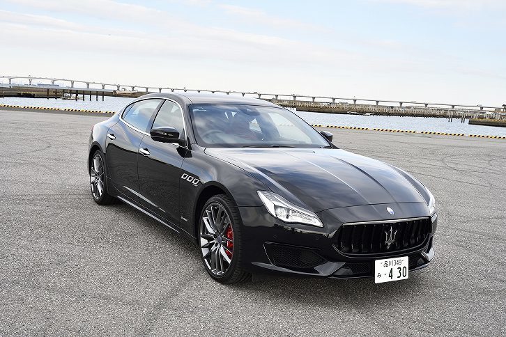 ラインナップの中核モデル「クアトロポルテS」の2018年型の見どころは、先進運転支援システムが充実したこと。また、3リッターV6ツインターボエンジンが「レヴァンテS」と同じ430psにアップデートされた。