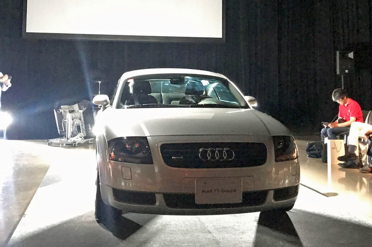 会場の中央には、2018年に日本導入20周年を迎えた、初代「アウディTT」が展示されていた。