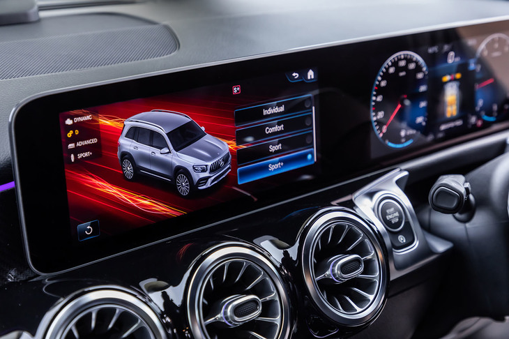 ドライブモードは「コンフォート」「スポーツ」「スポーツプラス」「スリッパリー」「インディビジュアル」という全5種類の設定。タッチ式ディスプレイを用いて、簡単にモード切り替えを行える。