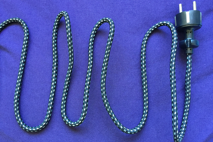 これまた伝統的な“袋打ちタイプ”の電源コード。写真は「ロウェンタDW6010」のもの。