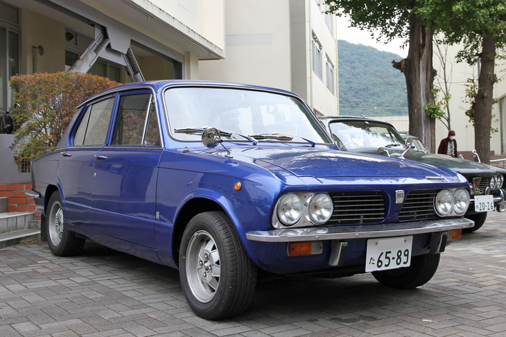 1970年に登場した「トライアンフ1500」と思ったが、それと入れ替わりで1973年に出た「1500TC」かもしれない。TCとはツインキャブの略なので、たいした違いはないと思われるかもしれないが、実は大違い。1500はエンジン縦置きのFFだが、1500TCは同じボディーのまま駆動方式をFRに転換しているのだ。トランクリッドのエンブレムで両車は識別可能とのことだが、確認し忘れた。おまけにプログラムに掲載されていないという、取材者泣かせのクルマ。いずれにしても、相当なレア車であることは間違いない。