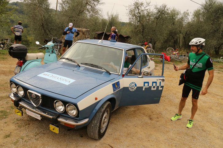 地元有志による、元は警察仕様車だった「アルファ・ロメオ・アルフェッタ」の展示。「お前は運転席よりもリアシート（逮捕者の席）が似合うぜ」といったジョークが飛ぶ。