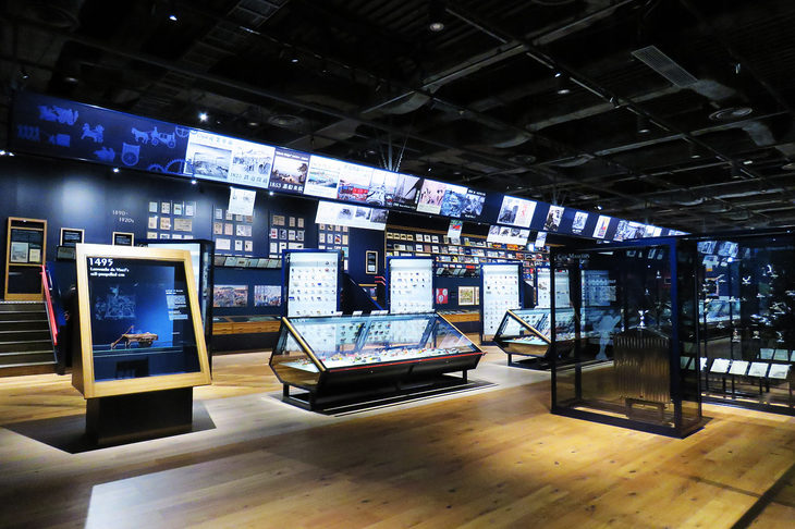 トヨタ博物館に新設された「クルマ文化資料室」。同館が開館当時から集めてきた文化資料のうち、常時約4000点の資料が展示されている。