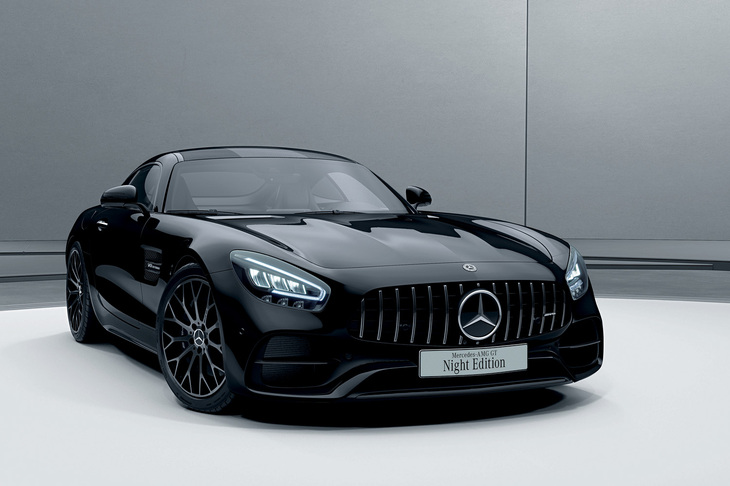 「メルセデスAMG GT」は、スタイリッシュなハイパフォーマンスモデルだが、通勤車にふさわしいとはいえない。「メルセデスです」と同僚に説明しても、ぽかんとされること間違いなしだ（独自の見解です）。写真は2020年に登場した特別仕様車「ナイトエディション」。