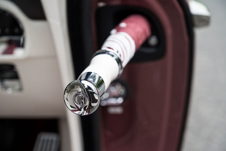 分厚いフロントフェンダーパネルの内側には、これもロールス・ロイスではおなじみのアンブレラ（傘）が装備される。