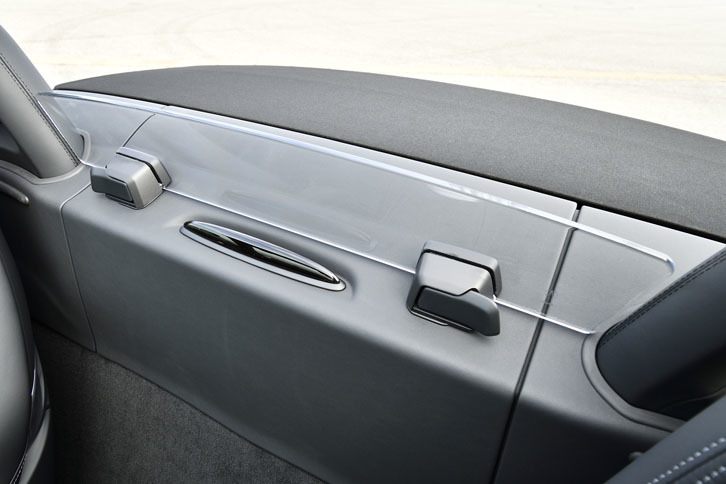 シート背後のロールオーバーバーの間にはドラフトストップ（透明のプレート）が装着されている。後方からの風の巻き込みを低減させる。