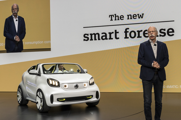 パリモーターショー2018において、コンセプトモデル「スマート・フォーイーズ」を紹介する、ダイムラーのディーター・ツェッチェCEO。全車電動化を目指すスマートの将来像である。
