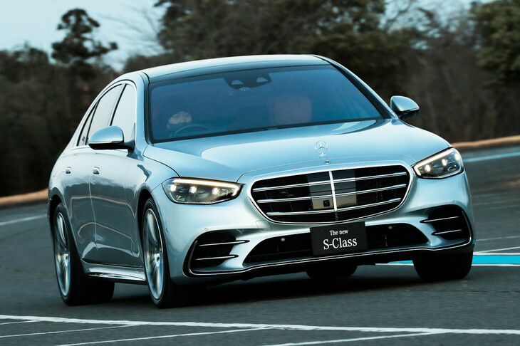 2021年の発売当初は1375万円のプライスタグを付けた「メルセデス・ベンツS500 4MATIC」も、今ではその半額で購入可能。「Sクラス」は法人所有の車両をはじめ整備の行き届いたものが多く、その点でも安心感がある。