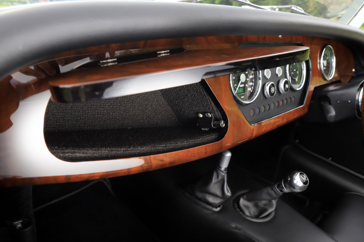 ダッシュボードの助手席側に設けられたグローブボックス。車内に設けられた唯一の収納スペースで、小物をしまっておくのに重宝する。