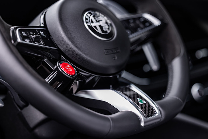 レザーとアルカンターラのコンビネーション仕立てとなるステアリングホイールには、「四つ葉のクローバー」のエンブレムが備わるカーボンインサートが組み合わされている。