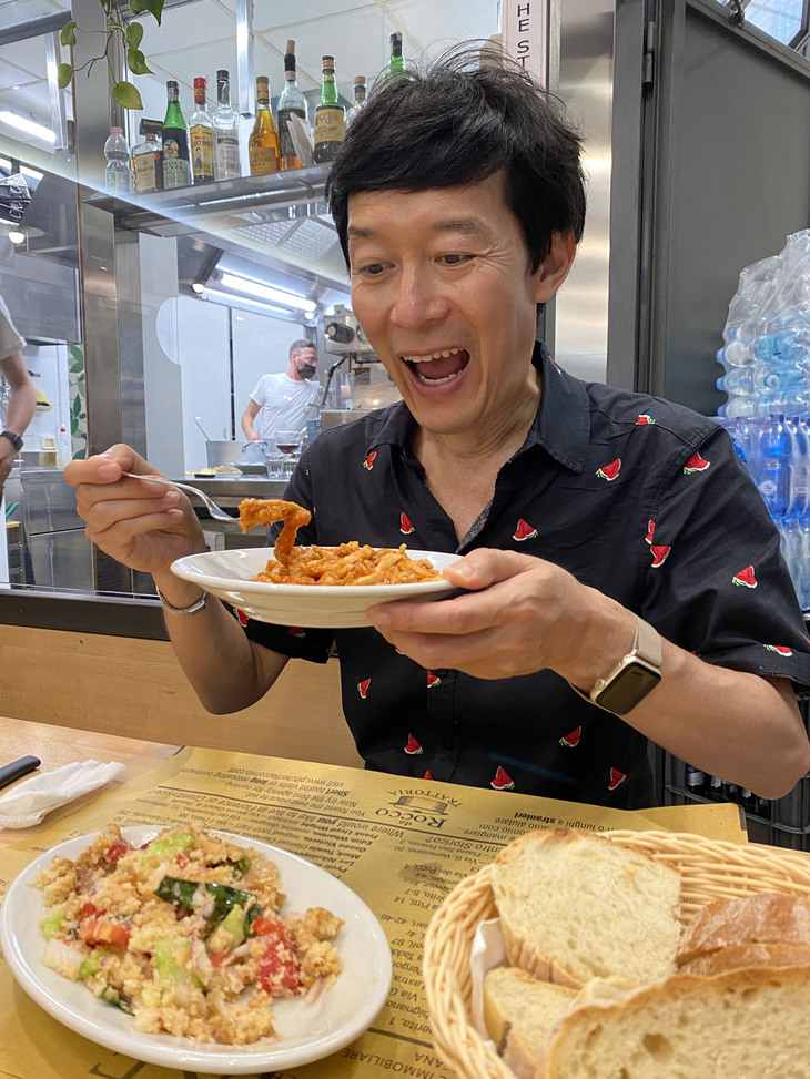 フィレンツェといえば、ハチノス（牛の2番目の胃）の煮込み。サンタンブロージョ市場の大衆食堂にて。コテコテの観光地から少し外れたエリアに到達しやすいのもシェア自転車のメリットだ。