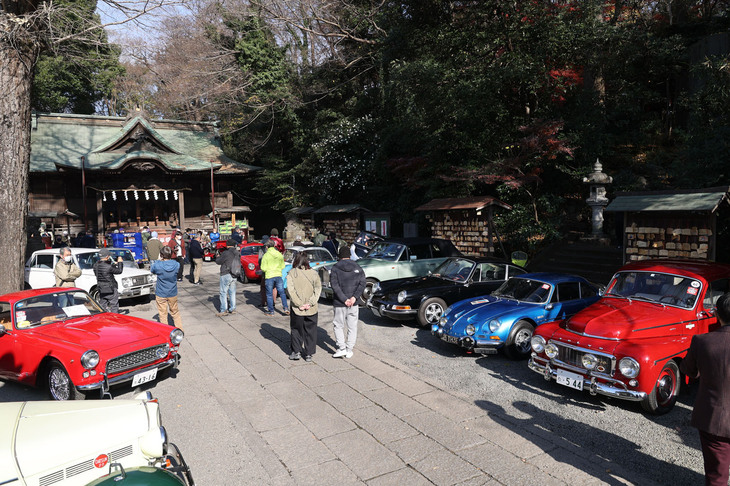 本殿前に並んだ参加車両。