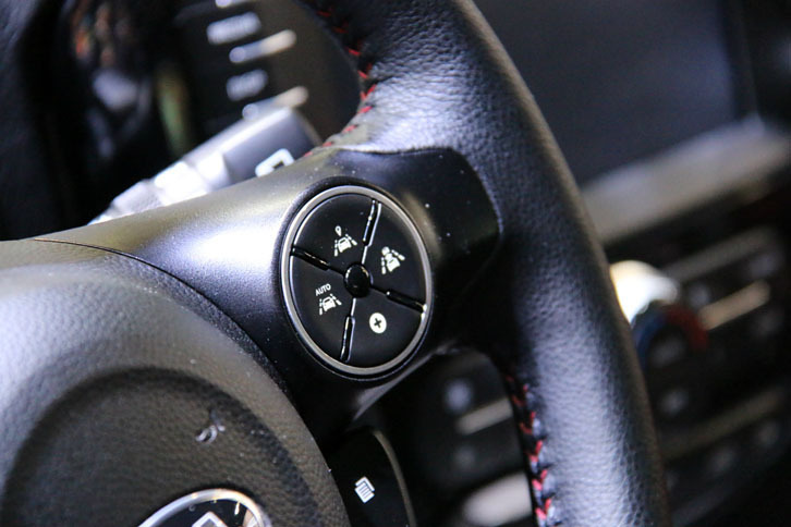 自律走行車「キア・ソウル」のステアリングに備えられたスイッチ。自動運転時代のダッシュボードとして、さまざまな模索が行われているが、実はこんなさりげないスイッチで私たちの眼前に現れることだってありうる。