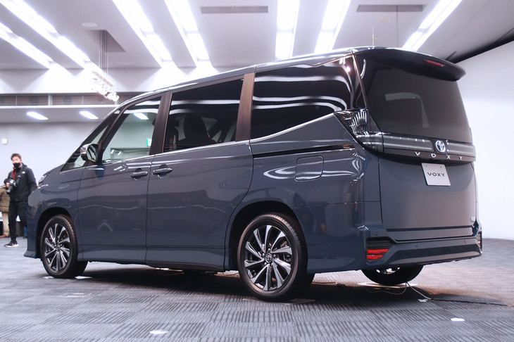 「ヴォクシー ハイブリッドS-Z」のリアビュー。今回のモデルチェンジで、もう1車種の兄弟車「エスクァイア」は廃止となった。