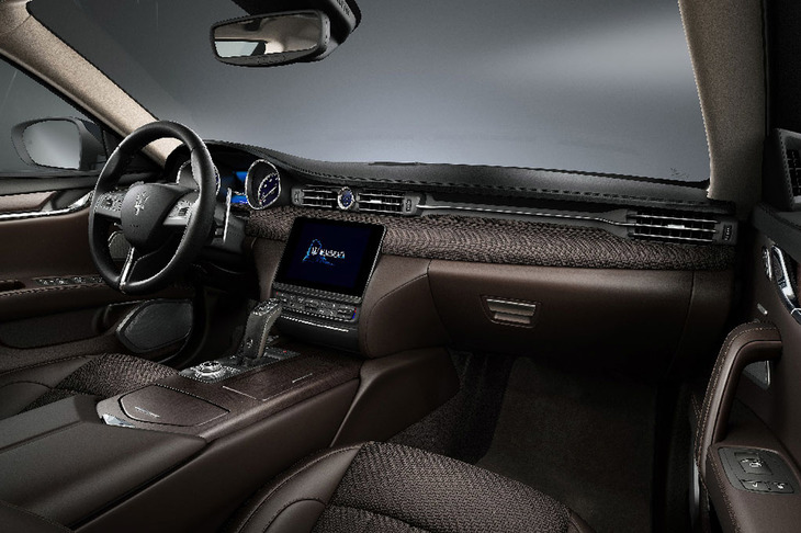 「クアトロポルテSグランルッソ ゼニア ペッレテスータ」のインテリア。