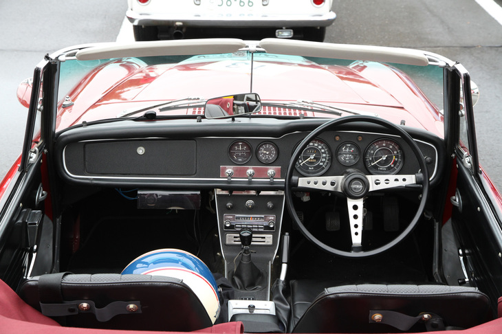 旧車イベントで捉えた前期型SR311のインパネ。後期型SP310／SP311と基本的に同じデザインだが、防げん対策として黒塗装となり、燃料計と水温計、油圧計と電流計がまとめられたため、小径メーターが2個減った。