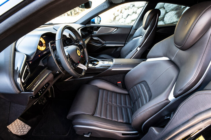 フロントシートは適度なホールド性と快適性を同時に追求したもの。10個のエアバッグによって稼働するマッサージ機能も装備されている。