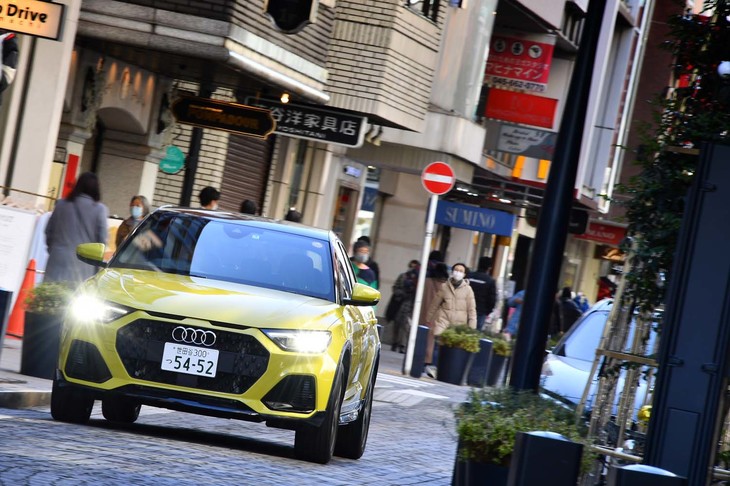 コンパクトSUV「Q2」に近いポジショニングの「A1シティーカーバー」。そのボディーサイズはQ2に比べ、155mm短く、40mm幅が狭く、15mm低くなっている。