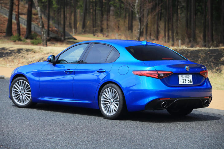 “見た目”におけるFR車と4WD車の違いは皆無。4WD車には「Q4」のエンブレムが付くのと、FR車ではタイヤが前後異幅となるのが数少ない識別点となる。